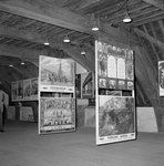 837442 Afbeelding van reclameaffiches van de spoorwegen op de tentoonstelling Het Station te Haarlem.